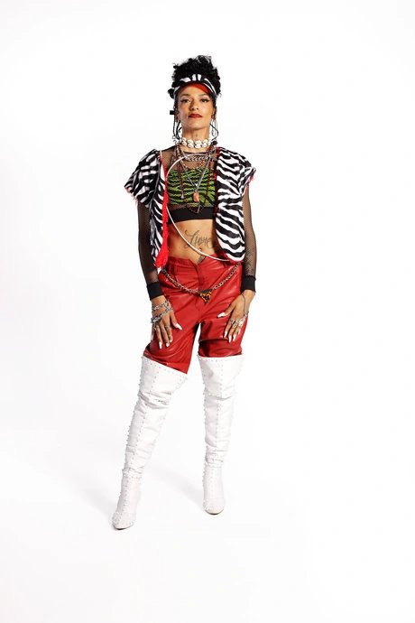 Gira – Porträtperformance Natasha Vergilio