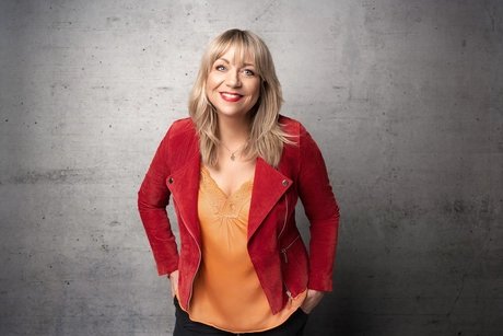 Mirja Regensburg: HAPPY.