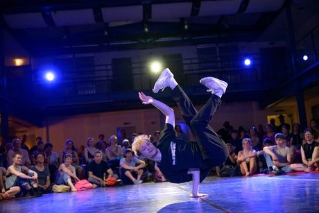 Club Oval Crossover Dance Battle