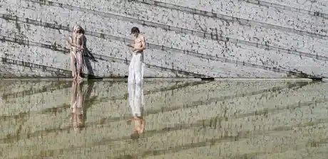 Klára Hosnedlová: embrace