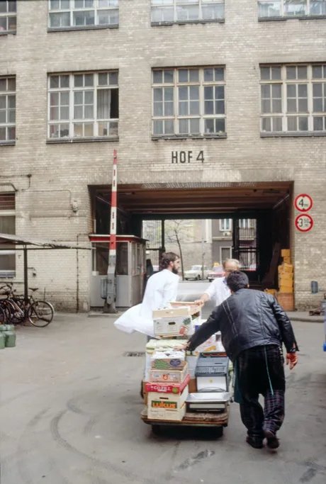 Curator-led tour of „Berliner Höfe“ (‘Berlin Courtyards’) ꟾ in German