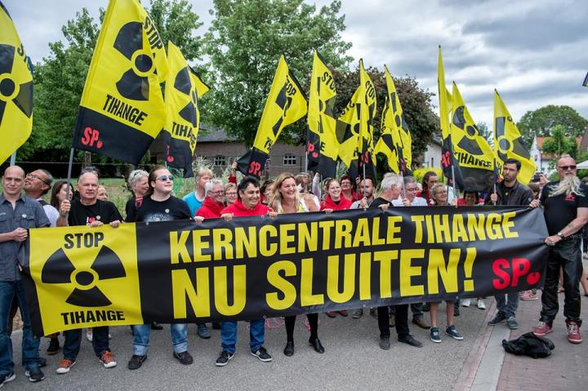 Een foto van de massale demonstratie in 2017 waar je een groep SP'ers ziet met vlaggen en een groot spandoek om Tihange-2 gesloten te krijgen.