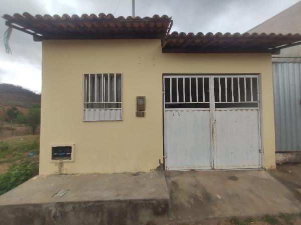 Vende-se em Iacu-BA  Casa, 56.69 de área privativa, 101.75 de área do terreno,  2_qto(s), a.serv, WC, 1_sala(s), cozinha, 1_vaga(s) de garagem.