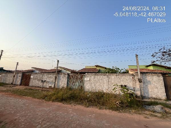 Vende-se em Altos-PI  Casa, 67.00 de área privativa, 250.00 de área do terreno,  2_qto(s), WC, 1_sala(s), cozinha, 1_vaga(s) de garagem.