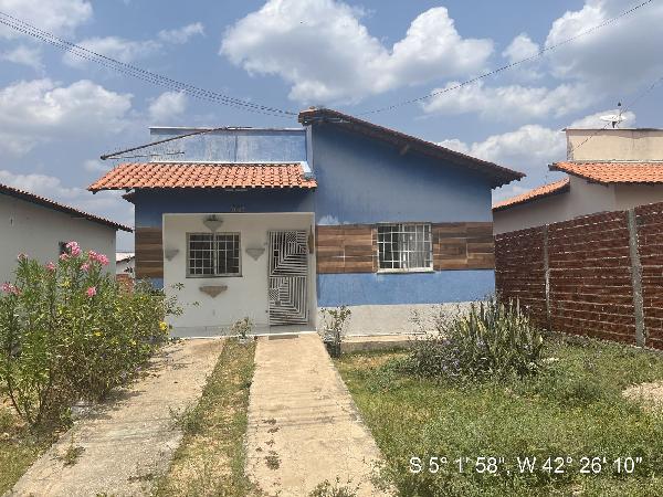 Vende-se em Altos-PI  Casa, 62.00 de área privativa, 250.00 de área do terreno,  2_qto(s), WC, 1_sala(s), sacada, cozinha, Terraco.