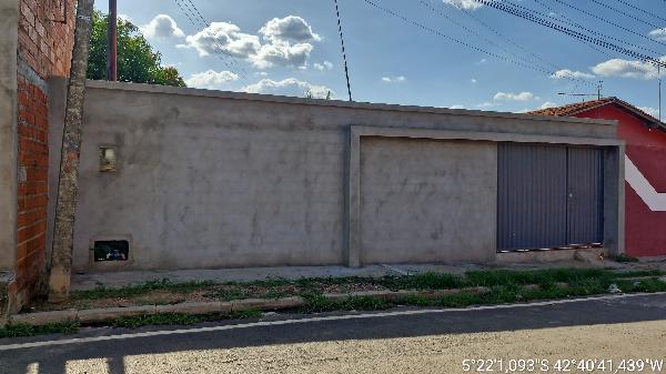 Vende-se em Demerval Lobao-PI  Casa, 85.59 de área privativa, 400.00 de área do terreno,  2_qto(s), a.serv, WC, 2_sala(s), cozinha.