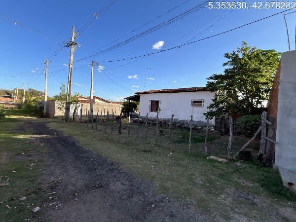 Vende-se em Demerval Lobao-PI  Casa, 66.16 de área total, 66.16 de área privativa, 180.80 de área do terreno,  2_qto(s), WC, 1_sala(s), cozinha.