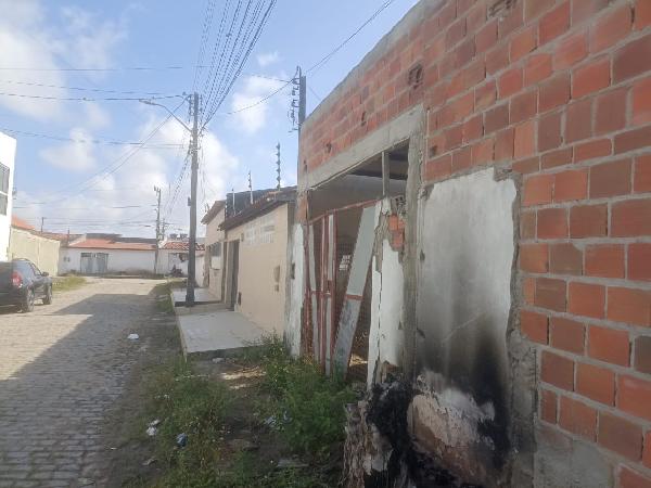 Vende-se em Feira De Santana-BA  Casa, 52.61 de área privativa, 200.00 de área do terreno,  3_qto(s), a.serv, WC, 1_sala(s), cozinha.