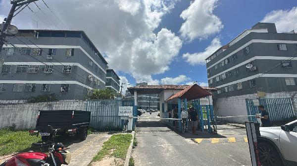 Vende-se em Camacari-BA  apto, 90.28 de área total, 48.49 de área privativa,  3_qto(s), WC, 1_sala(s), cozinha.