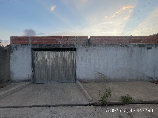 Vende-se em Agua Branca-PI  Casa, 56.00 de área total, 56.00 de área privativa, 300.00 de área do terreno,  2_qto(s), varanda, a.serv, WC, 1_sala(s), cozinha.