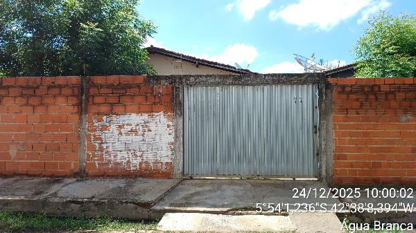 Vende-se em Agua Branca-PI  Casa, 54.65 de área total, 54.65 de área privativa, 300.00 de área do terreno,  2_qto(s), a.serv, WC, 1_sala(s), cozinha, Terraco, 1_vaga(s) de garagem.