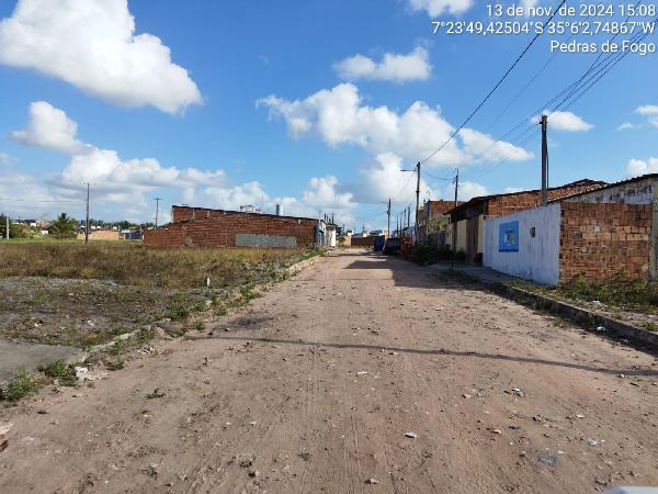 Vende-se em Pedras De Fogo-PB  Casa, 60.26 de área privativa, 160.00 de área do terreno,  2_qto(s), a.serv, WC, 1_sala(s), cozinha, Terraco, 1_vaga(s) de garagem.