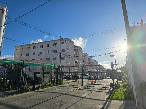 Vende-se em Salvador-BA  apto, 69.57 de área total, 40.53 de área privativa,  2_qto(s), a.serv, WC, 2_sala(s), cozinha.