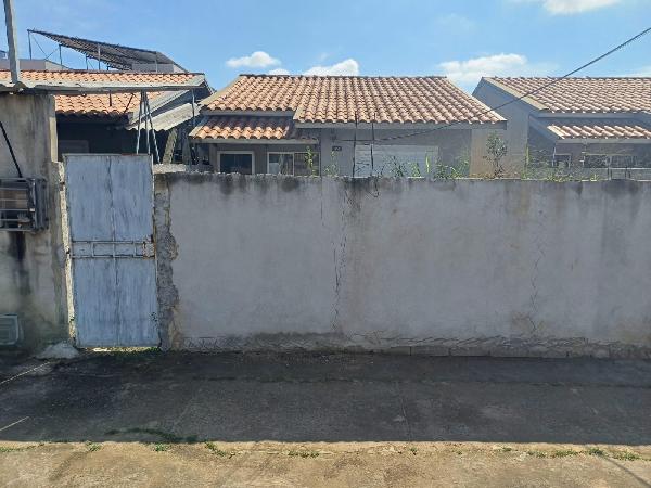 Vende-se em Campos Dos Goytacazes-RJ  Casa, 51.40 de área total, 51.40 de área privativa, 140.00 de área do terreno,  2_qto(s), a.serv, WC, 1_sala(s), cozinha.