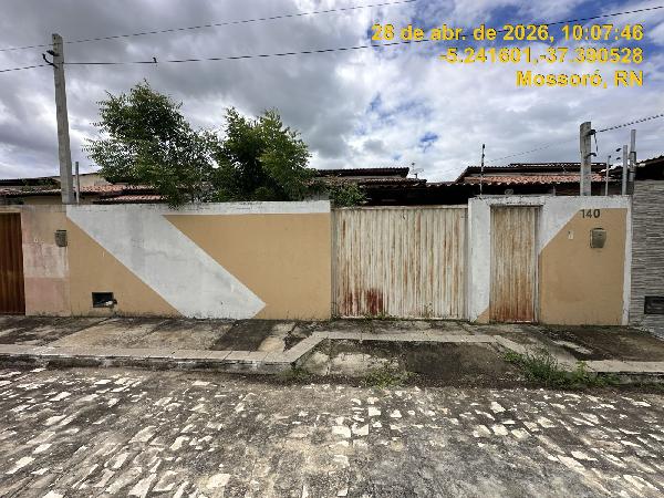 Vende-se em Mossoro-RN  Casa, 58.60 de área total, 58.60 de área privativa, 200.00 de área do terreno,  2_qto(s), varanda, a.serv, WC, 1_sala(s), cozinha.