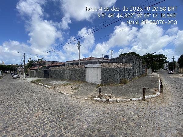 Vende-se em Natal-RN  Casa, 150.00 de área total, 70.20 de área privativa, 300.00 de área do terreno,  3_qto(s), WC, 1_sala(s), cozinha.