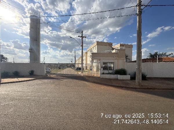 Vende-se em Araraquara-SP  apto, 51.28 de área total, 45.72 de área privativa,  2_qto(s), WC, 1_sala(s), cozinha, 1_vaga(s) de garagem.