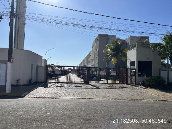Vende-se em Aracatuba-SP  apto, 84.65 de área total, 39.30 de área privativa,  2_qto(s), WC, 1_sala(s), cozinha, 1_vaga(s) de garagem.