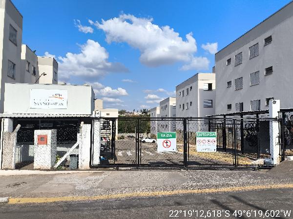 Vende-se em Bauru-SP  apto, 132.28 de área total, 46.24 de área privativa,  2_qto(s), WC, 1_sala(s), cozinha.