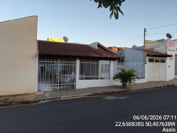 Vende-se em Assis-SP  Casa, 115.00 de área total, 115.00 de área privativa, 296.00 de área do terreno,  2_qto(s), a.serv, WC, 1_sala(s), cozinha, 1_vaga(s) de garagem.