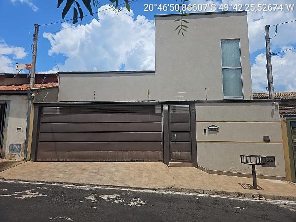 Vende-se em Monte Aprazivel-SP  Casa, 192.59 de área total, 192.59 de área privativa, 224.13 de área do terreno,  3_qto(s), a.serv, WC, 2_sala(s), 1 lavabo(s), cozinha, Terraco.