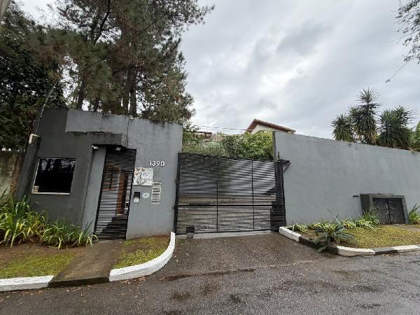 Vende-se em Carapicuiba-SP  Casa, 168.77 de área total, 167.20 de área privativa, 450.56 de área do terreno,  3_qto(s), a.serv, WC, 1_sala(s), 1 lavabo(s), cozinha, 2_vaga(s) de garagem.