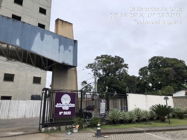 Vende-se em Pindamonhangaba-SP  apto, 87.90 de área total, 49.53 de área privativa,  2_qto(s), varanda, a.serv, WC, 1_sala(s), cozinha, 1_vaga(s) de garagem.