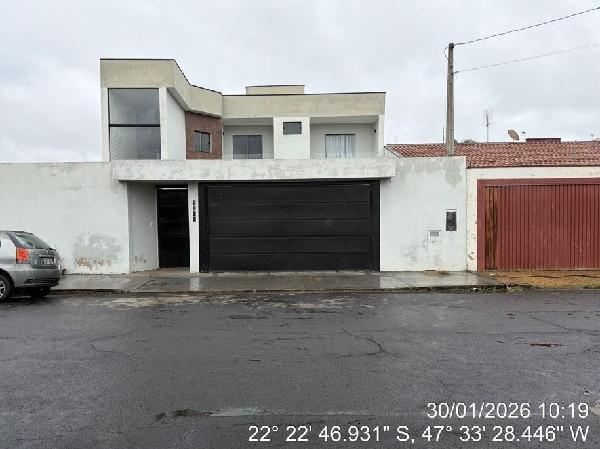 Vende-se em Rio Claro-SP  Casa, 231.62 de área total, 231.62 de área privativa, 450.00 de área do terreno,  3_qto(s), a.serv, WC, 2_sala(s), 1 lavabo(s), cozinha, 2_vaga(s) de garagem.