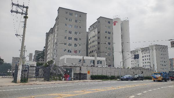 Vende-se em Sao Paulo-SP  apto, 70.70 de área total, 41.56 de área privativa,  2_qto(s), a.serv, WC, 1_sala(s), cozinha.