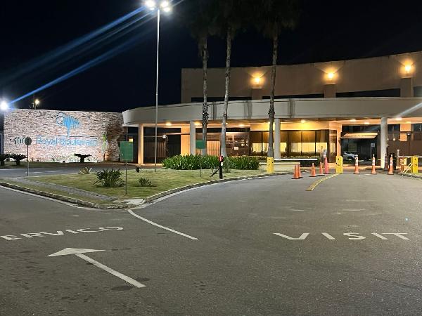 Vende-se em Campos Dos Goytacazes-RJ  Casa, 328.21 de área total, 328.21 de área privativa, 711.38 de área do terreno,  3_qto(s), a.serv, WC, WC Emp, 2_sala(s), cozinha, 2_vaga(s) de garagem.