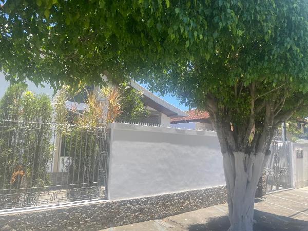 Vende-se em Campos Dos Goytacazes-RJ  Prédio, 335.56 de área total, 335.56 de área privativa, 440.00 de área do terreno,  5_qto(s), a.serv, WC, WC Emp, 1_sala(s), cozinha.