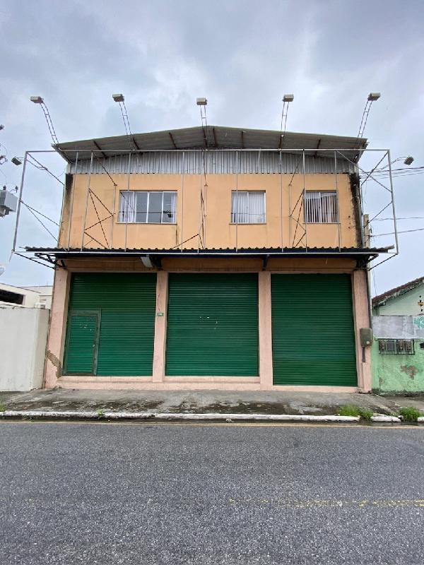 Vende-se em Macae-RJ  casa, 500.00 de área total, 500.00 de área privativa, 250.00 de área do terreno, 6_sala(s), 3 lavabo(s).