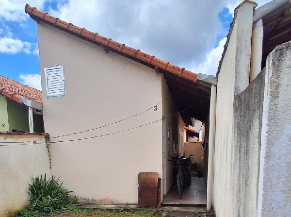 Vende-se em Cachoeiras De Macacu-RJ  Casa, 47.40 de área privativa, 47.40 de área do terreno,  1_qto(s), a.serv, WC, 1_sala(s), cozinha, 1_vaga(s) de garagem.