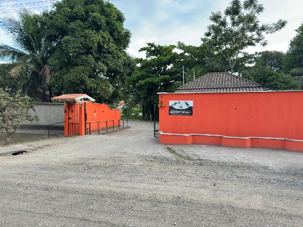 Vende-se em Marica-RJ  Casa, 83.97 de área total, 83.97 de área privativa, 360.00 de área do terreno,  2_qto(s), a.serv, WC, 1_sala(s), cozinha, 1_vaga(s) de garagem.