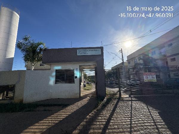 Vende-se em Cidade Ocidental-GO  apto, 93.67 de área total, 53.86 de área privativa,  2_qto(s), varanda, a.serv, WC, 1_sala(s), cozinha, 1_vaga(s) de garagem.