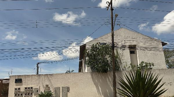 Vende-se em Aguas Lindas De Goias-GO  Casa, 147.48 de área total, 69.98 de área privativa, 107.49 de área do terreno,  2_qto(s), a.serv, WC, 1_sala(s), 1 lavabo(s), cozinha, 1_vaga(s) de garag