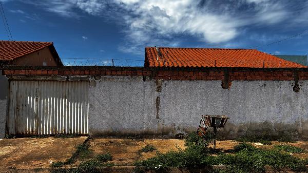 Vende-se em Aguas Lindas De Goias-GO  Casa, 56.20 de área total, 56.20 de área privativa, 203.00 de área do terreno,  2_qto(s), a.serv, WC, 1_sala(s), cozinha, 1_vaga(s) de garagem.
