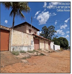 Vende-se em Caldas Novas-GO  Casa, 290.75 de área privativa, 350.00 de área do terreno,  5_qto(s), varanda, WC, 1_sala(s), cozinha.