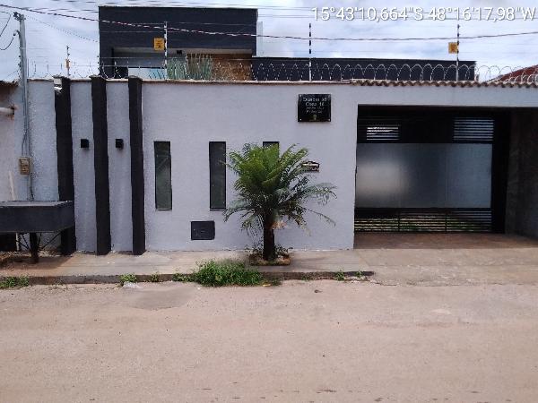 Vende-se em Aguas Lindas De Goias-GO  Casa, 194.49 de área privativa, 300.00 de área do terreno,  3_qto(s), a.serv, WC, 2_sala(s), cozinha, 1_vaga(s) de garagem.
