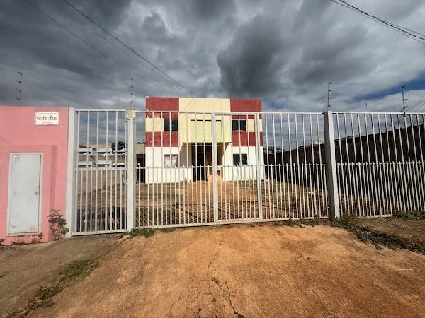 Vende-se em Cidade Ocidental-GO  apto, 87.17 de área total, 49.50 de área privativa,  2_qto(s), a.serv, WC, 1_sala(s), cozinha, 1_vaga(s) de garagem.