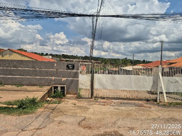 Vende-se em Aguas Lindas De Goias-GO  Casa, 61.59 de área total, 61.59 de área privativa, 142.29 de área do terreno,  2_qto(s), a.serv, WC, 1_sala(s), cozinha, 2_vaga(s) de garagem.