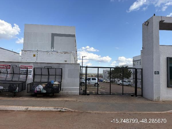Vende-se em Aguas Lindas De Goias-GO  apto, 74.11 de área total, 50.54 de área privativa,  2_qto(s), a.serv, WC, 1_sala(s), cozinha, 1_vaga(s) de garagem.