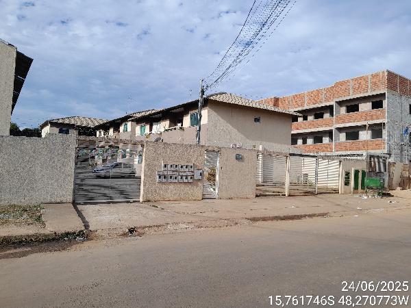 Vende-se em Aguas Lindas De Goias-GO  apto, 56.32 de área privativa,  2_qto(s), varanda, a.serv, WC, 1_sala(s), cozinha, 1_vaga(s) de garagem.