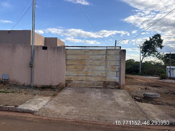 Vende-se em Aguas Lindas De Goias-GO  Casa, 104.92 de área total, 69.92 de área privativa, 250.00 de área do terreno,  3_qto(s), varanda, a.serv, WC, 1_sala(s), cozinha, 1_vaga(s) de garagem.