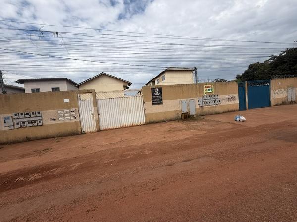 Vende-se em Aguas Lindas De Goias-GO  apto, 87.21 de área total, 53.19 de área privativa,  2_qto(s), a.serv, WC, 1_sala(s), cozinha.