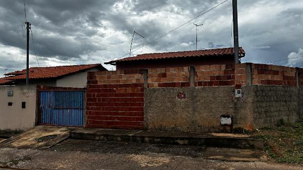 Vende-se em Aguas Lindas De Goias-GO  Casa, 62.47 de área total, 62.47 de área privativa, 219.92 de área do terreno,  2_qto(s), varanda, a.serv, WC, 1_sala(s), cozinha, 1_vaga(s) de garagem.
