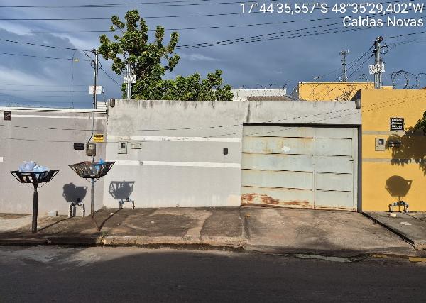 Vende-se em Caldas Novas-GO  Casa, 81.94 de área total, 81.94 de área privativa, 180.00 de área do terreno,  2_qto(s), a.serv, WC, 1_sala(s), cozinha.