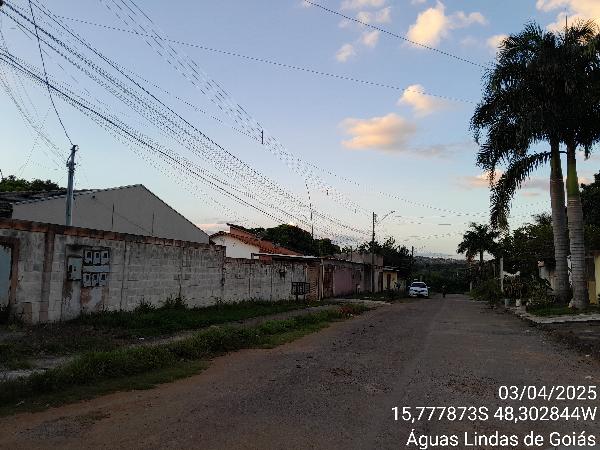 Vende-se em Aguas Lindas De Goias-GO  Casa, 120.22 de área total, 64.52 de área privativa, 207.98 de área do terreno,  2_qto(s), varanda, a.serv, WC, 1_sala(s), cozinha.