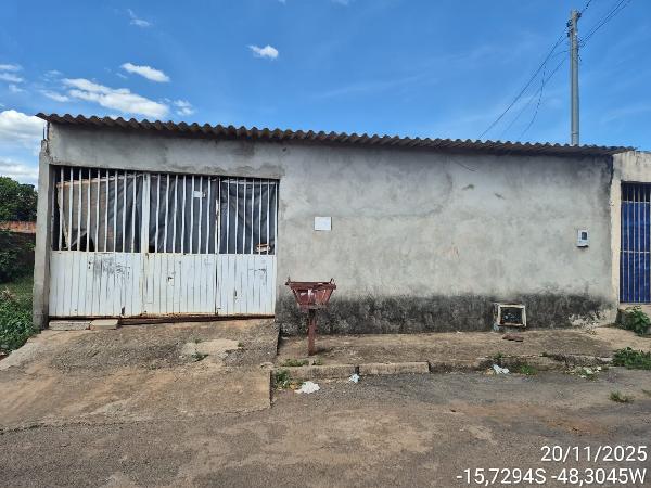 Vende-se em Aguas Lindas De Goias-GO  Casa, 73.80 de área total, 73.80 de área privativa, 300.00 de área do terreno,  3_qto(s), varanda, a.serv, WC, 1_sala(s), cozinha.