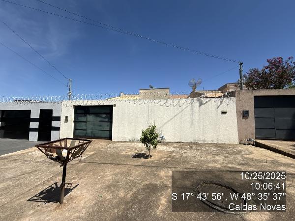 Vende-se em Caldas Novas-GO  Casa, 69.99 de área total, 69.99 de área privativa, 200.00 de área do terreno,  2_qto(s), a.serv, WC, 1_sala(s), cozinha, 1_vaga(s) de garagem.
